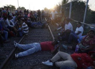 Nuevos miembros de caravana migrante se agolpan en frontera Guatemala-México