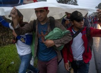 Guatemala deporta a grupo de migrantes a Honduras