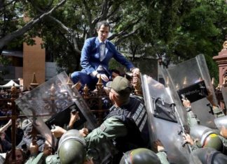 Guaidó intentará el martes entrar al Parlamento de Venezuela como presidente