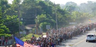 Miles esperan en México con miedo asilo de EEUU tras un año de nuevas medidas