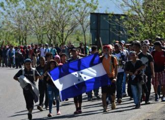 Caravana de inmigrantes hondureños intentará ingresar mañana a Guatemala