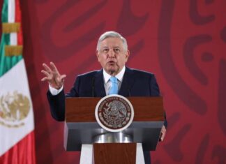 López Obrador se ríe de memes sobre rifa del avión presidencial: son geniales
