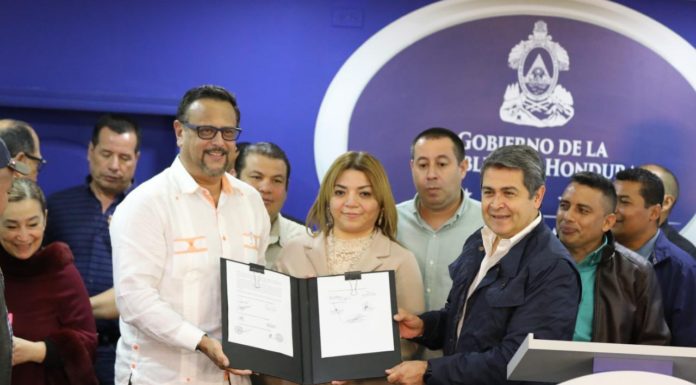 Gobierno de Honduras aumenta mil lempiras a maestros del sector público