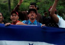 Una caravana de unos 2000 hondureños entra a Guatemala con la bandera de su país