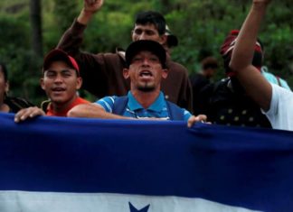 Una caravana de unos 2000 hondureños entra a Guatemala con la bandera de su país