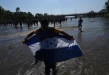 La incertidumbre reina entre los migrantes varados en la frontera de Guatemala y México
