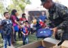 Militares de Honduras y EEUU entregan mochilas escolares a niños de Comayagua