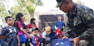 Militares de Honduras y EEUU entregan mochilas escolares a niños de Comayagua