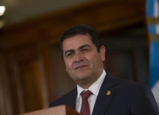 El mandatario hondureño trata con el presidente electo de Guatemala los retos de región