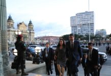 Presidente de Honduras arriba a Guatemala para la investidura de Giammattei