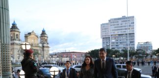 Presidente de Honduras arriba a Guatemala para la investidura de Giammattei
