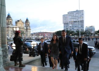 Presidente de Honduras arriba a Guatemala para la investidura de Giammattei