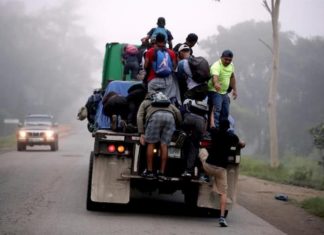 Una caravana de migrantes hondureños sale hacia Estados Unidos
