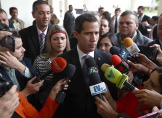 La Policía venezolana impide a Guaidó y otros diputados entrar al Parlamento
