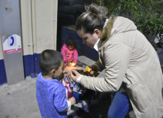 Kensy López y su hijo de 3 años, el rostro de la caravana de migrantes que cruza Guatemala
