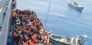 El papa denuncia que algunos Gobiernos tratan como una amenaza a migrantes