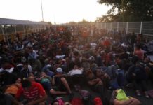 Migrantes cruzan río Suchiate en masa hacia México tras negativa del Gobierno