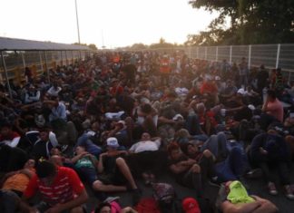 Migrantes cruzan río Suchiate en masa hacia México tras negativa del Gobierno