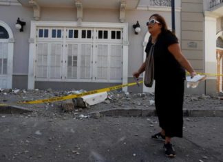 Puertorriqueños reclaman a Trump los fondos aprobados para la isla