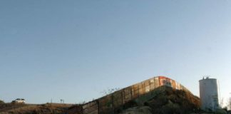 Demócratas piden a Trump parar construcción del muro y centrarse en COVID-19