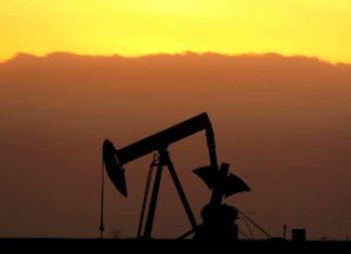 El petróleo de Texas cae 2,81 % por temor a virus chino y excedentes de crudo