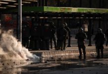 Un muerto y 124 detenidos en una noche de violencia tras protestas en Chile