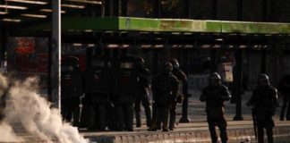 Un muerto y 124 detenidos en una noche de violencia tras protestas en Chile