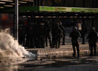 Un muerto y 124 detenidos en una noche de violencia tras protestas en Chile