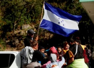 Centenares de migrantes se reúnen en la frontera entre México y Guatemala