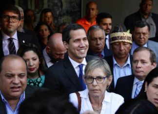 Guaidó lidera caravana de diputados opositores hacia el Parlamento venezolano