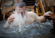 Más de dos millones de ortodoxos rusos se zambullen en las aguas heladas