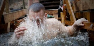 Más de dos millones de ortodoxos rusos se zambullen en las aguas heladas