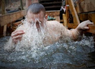 Más de dos millones de ortodoxos rusos se zambullen en las aguas heladas