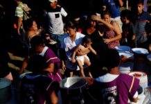 La caravana migrante posterga su entrada a México para duplicar su tamaño