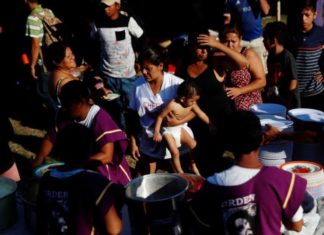 La caravana migrante posterga su entrada a México para duplicar su tamaño