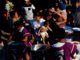 La caravana migrante posterga su entrada a México para duplicar su tamaño