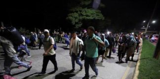 Reina y Cristóbal, pareja hondureña que se va del país «para poder mejorar»