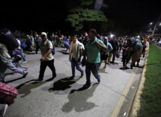 Reina y Cristóbal, pareja hondureña que se va del país «para poder mejorar»