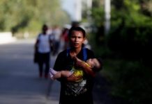 Decenas de hondureños cruzan ilegalmente frontera guatemalteca rumbo a EE.UU.