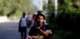 Decenas de hondureños cruzan ilegalmente frontera guatemalteca rumbo a EE.UU.