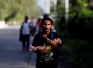 Decenas de hondureños cruzan ilegalmente frontera guatemalteca rumbo a EE.UU.