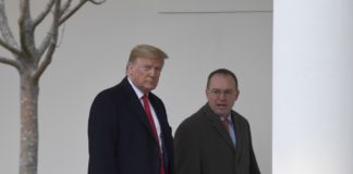 Abogados de Trump reanudan su defensa en medio de polémica sobre Bolton