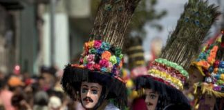 Santos, bailes y colores atraen cientos de personas al Pacífico de Nicaragua