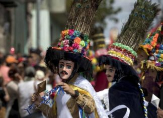 Santos, bailes y colores atraen cientos de personas al Pacífico de Nicaragua