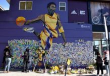 Admiradores velan a Kobe Bryant ante murales del atleta en Los Ángeles