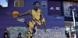 Admiradores velan a Kobe Bryant ante murales del atleta en Los Ángeles