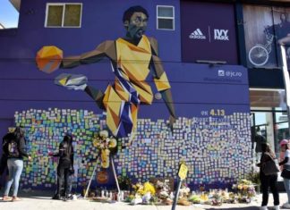 Admiradores velan a Kobe Bryant ante murales del atleta en Los Ángeles