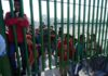 La caravana migrante permanece a la espera para entrar masivamente en México