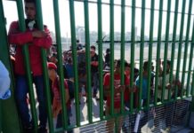 La caravana migrante permanece a la espera para entrar masivamente en México