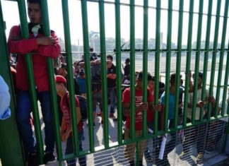 La caravana migrante permanece a la espera para entrar masivamente en México